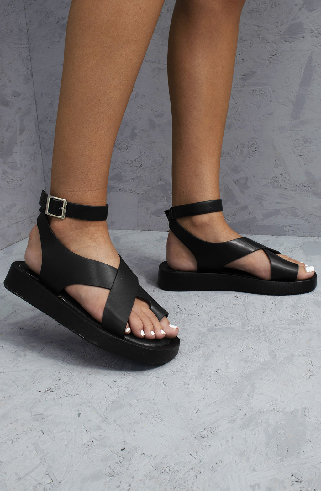 Chunky Gladiator Toe Loop Sandals Black