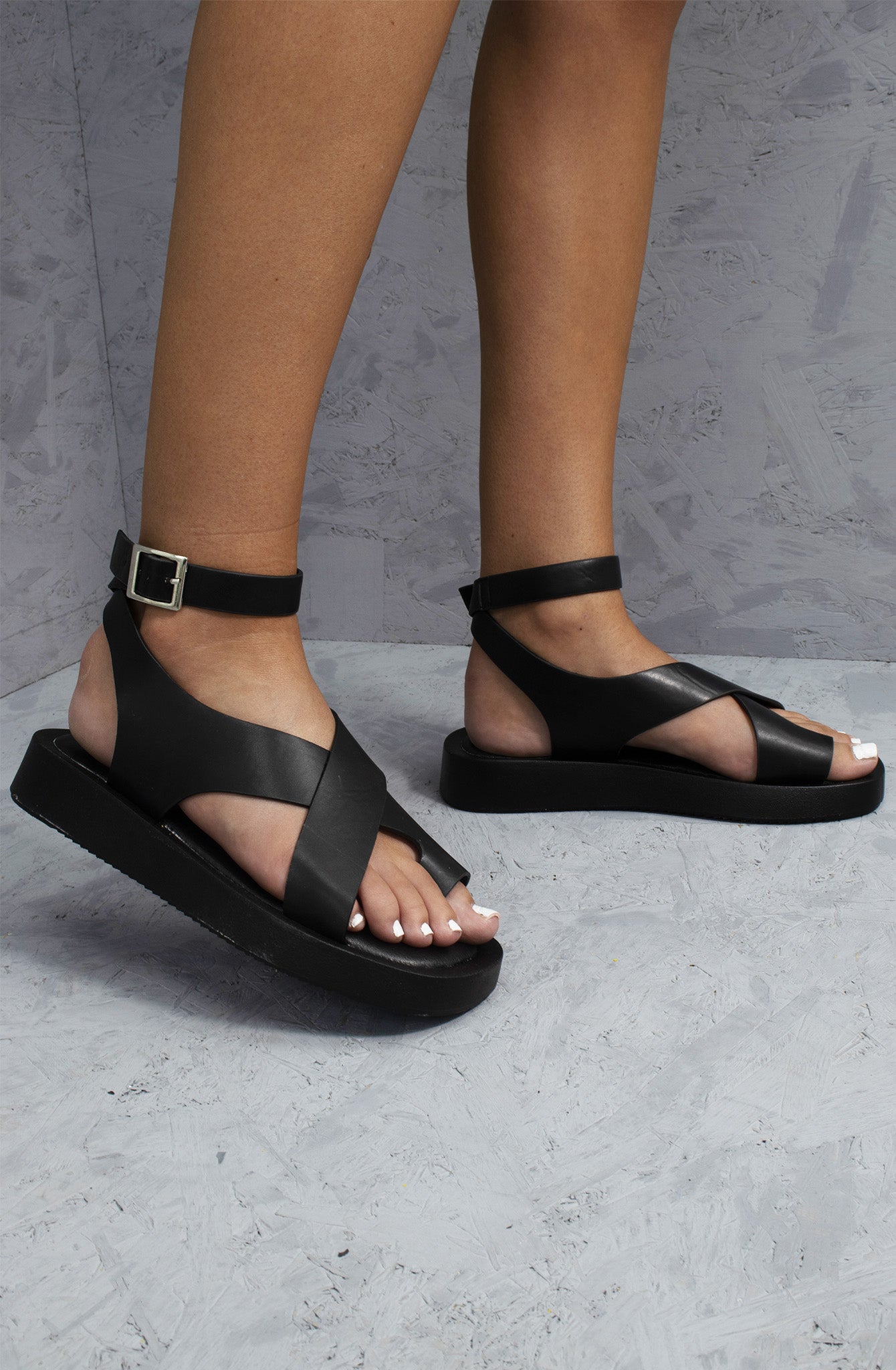 Chunky Gladiator Toe Loop Sandals Black